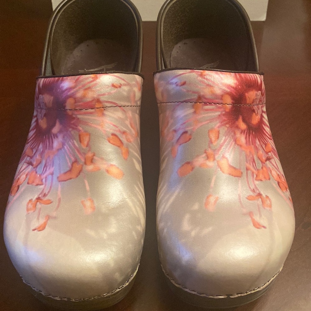Dansko clog shoe silver with floral print sz40/9